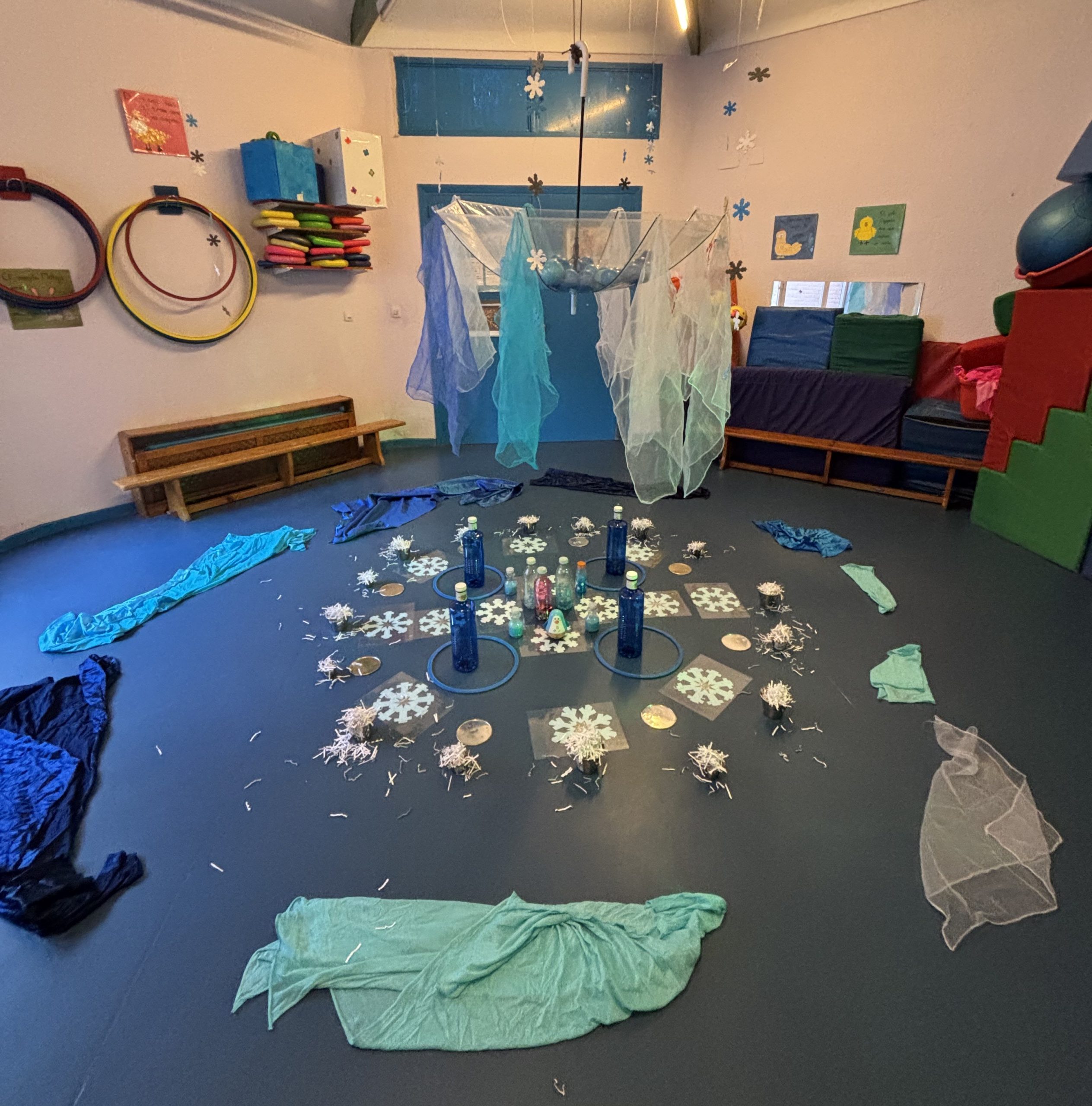 Espacio de juego simbólico con temática de frío y nieve en Escuela Diamela.