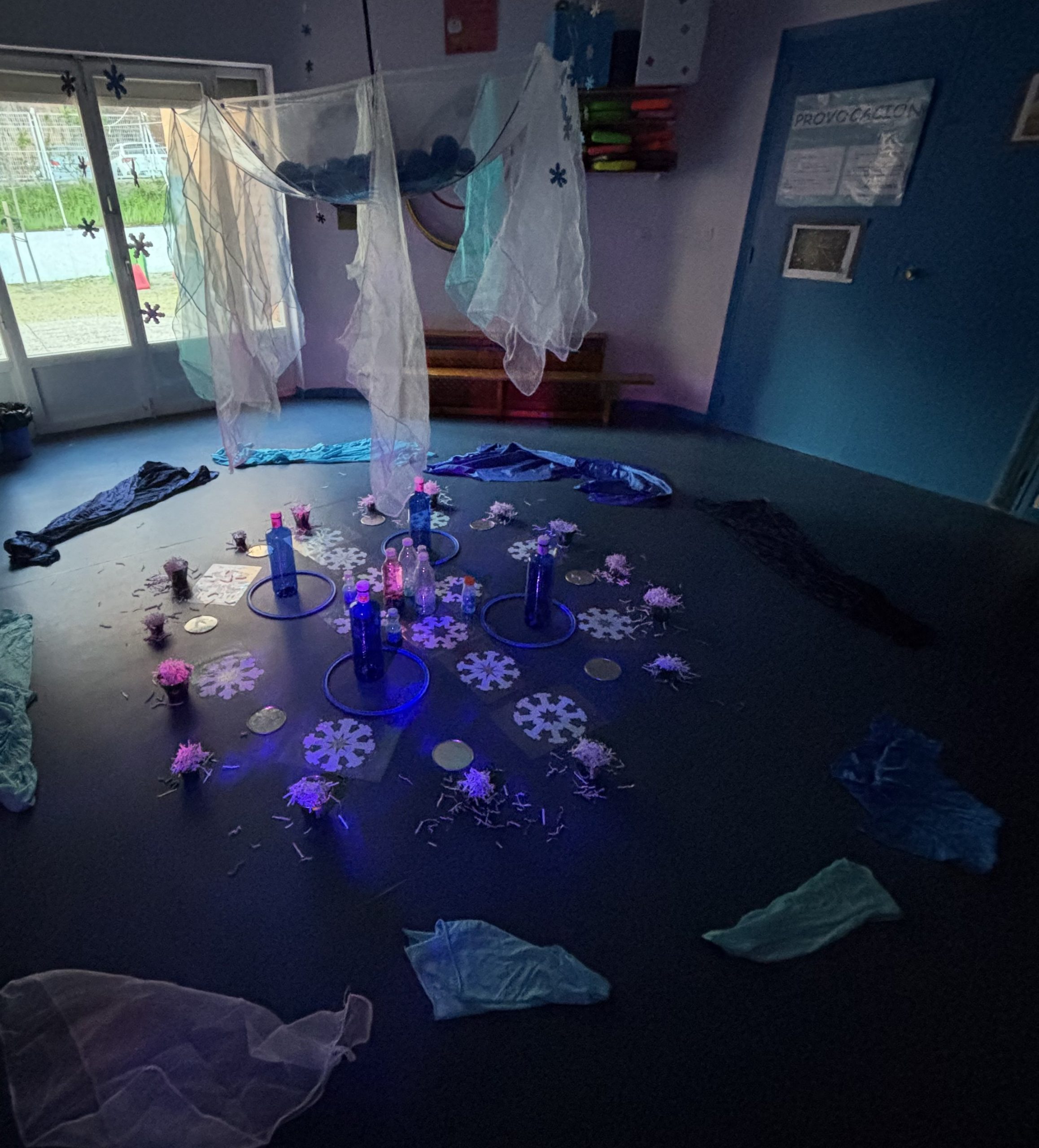 Vista general de la provocación de invierno con telas blancas y azules colgando.